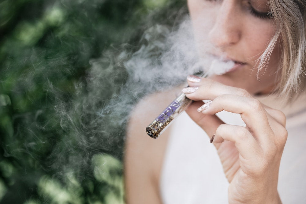 How to Use a One-Hitter Pipe